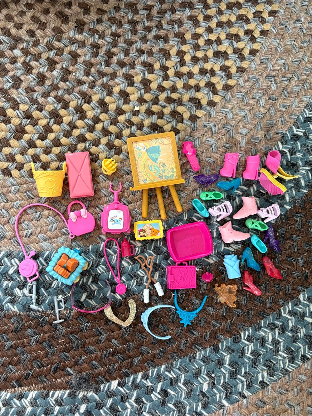 Lot of Barbie Accessories - 1990s 2000s - Shoes, bags, easel, s’mores, crowns